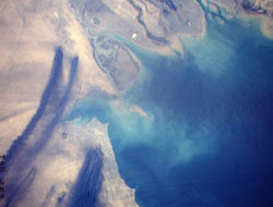 صورة مهيبة بالقمر الصناعي لحجم التلوث والدمار الذي تسبب فيه حرق آبار النفط في الكويت