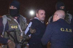 هشام عشماوي بينما تظهر علامات الرعب على وجهه أثناء مخاطبة ضابط المخابرات العامة له