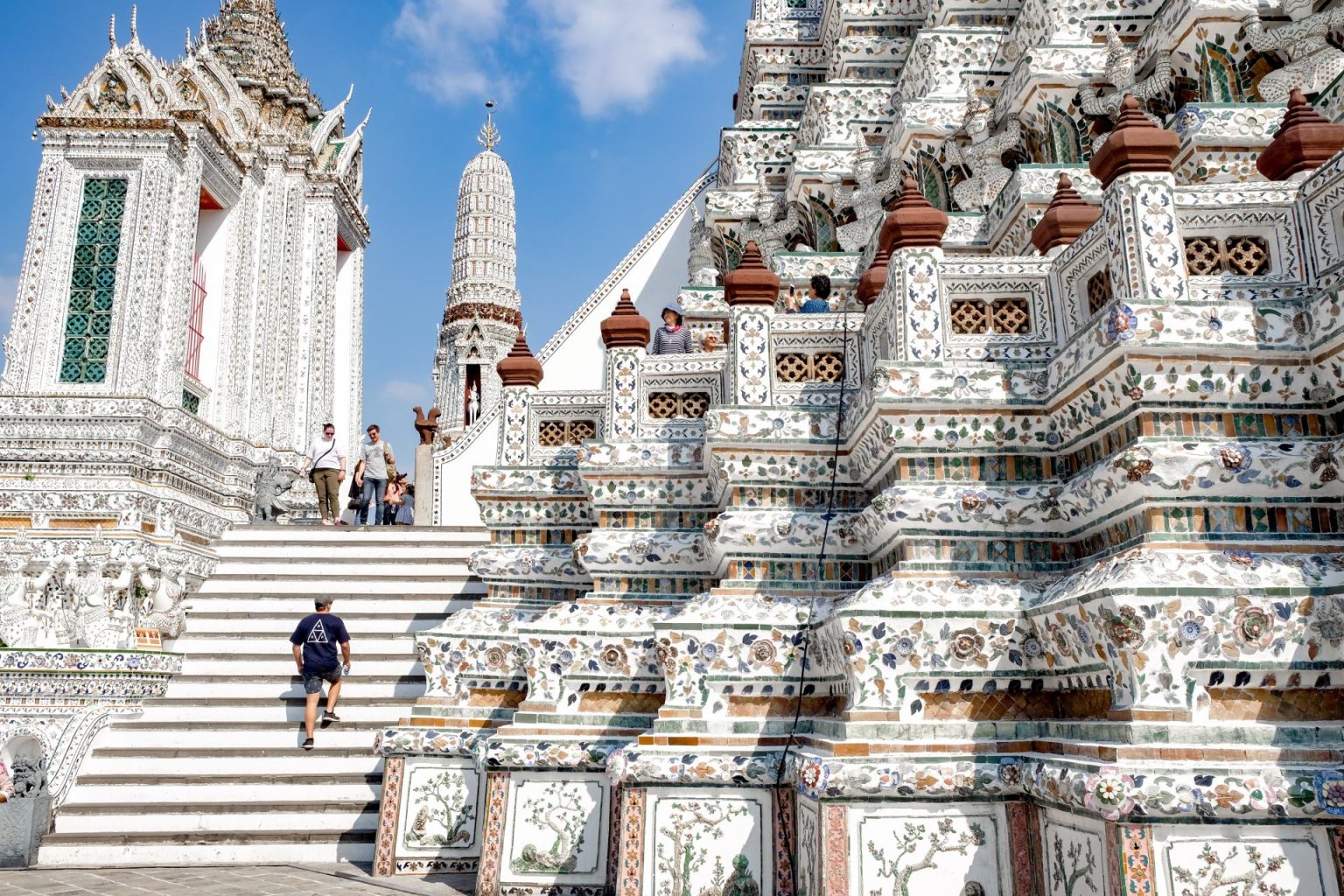 Храм ват арун. Ват Арун Бангкок. Храм утренней зари Тайланд. Wat Arun (фарфоровый храм). Храм wat Arun смотровая площадка.