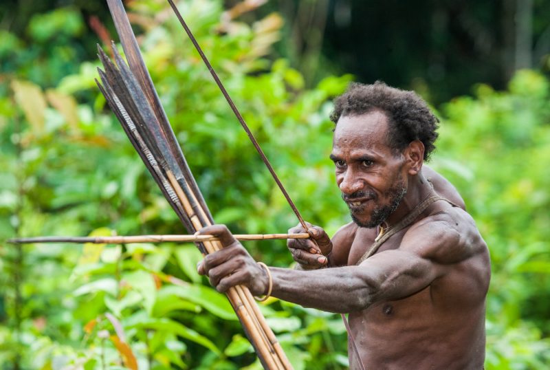قبائل بابوا غينيا آكلي لحوم البشر