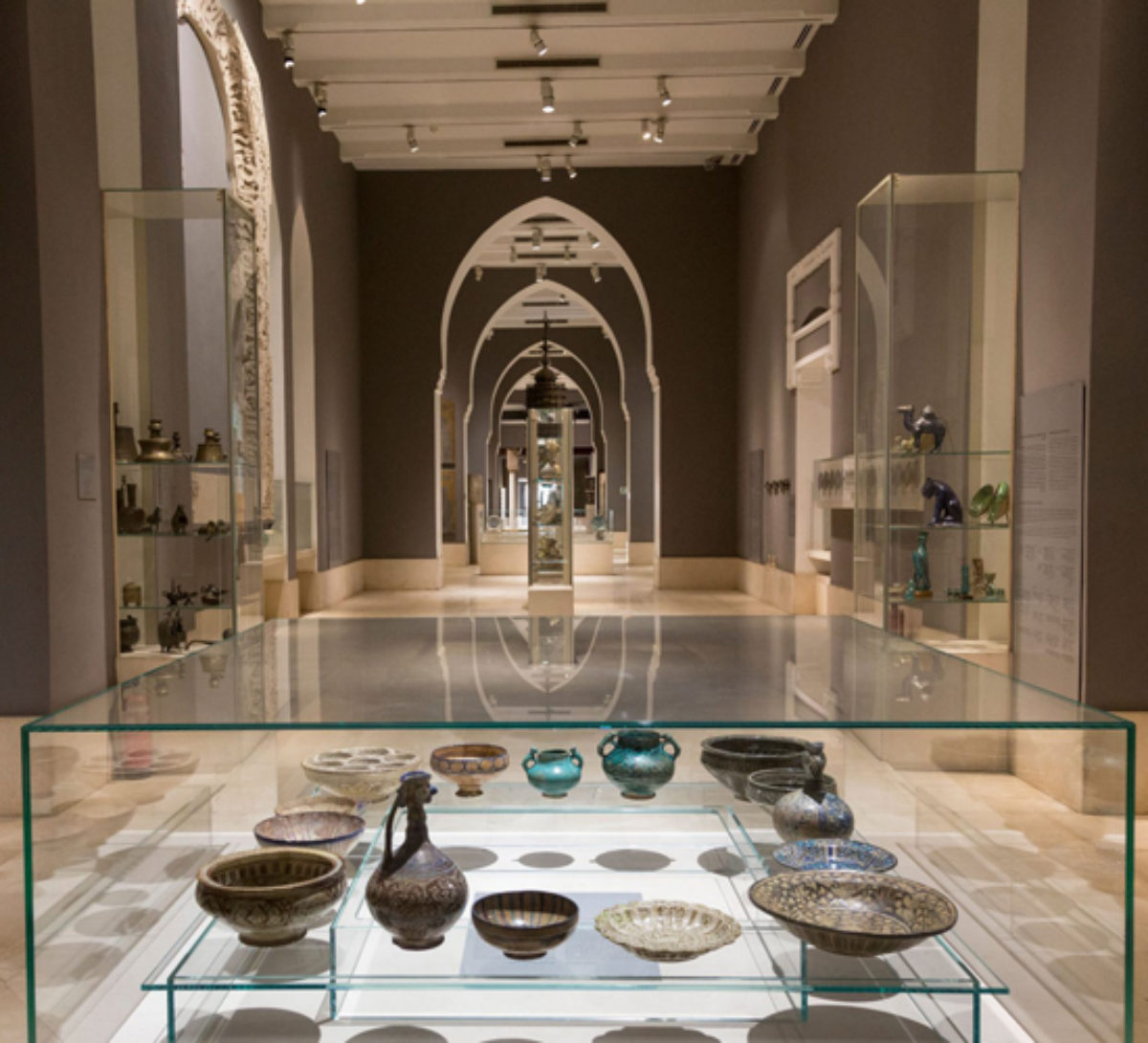 قسم الخزف والفخار داخل متحف الفن الإسلامي