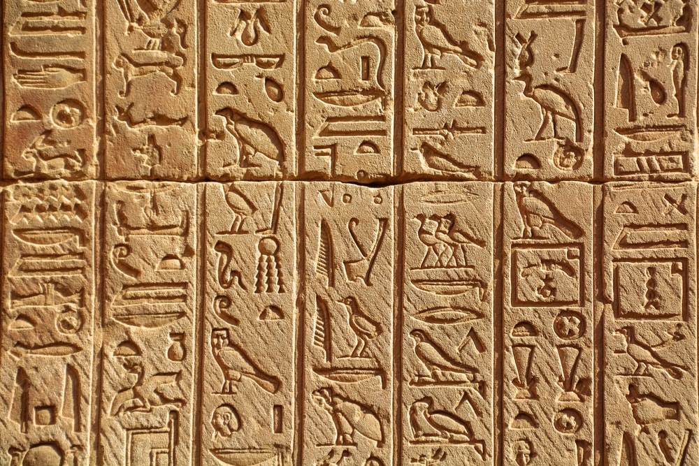 علامات المقابر الفرعونيه أثناء الحفر