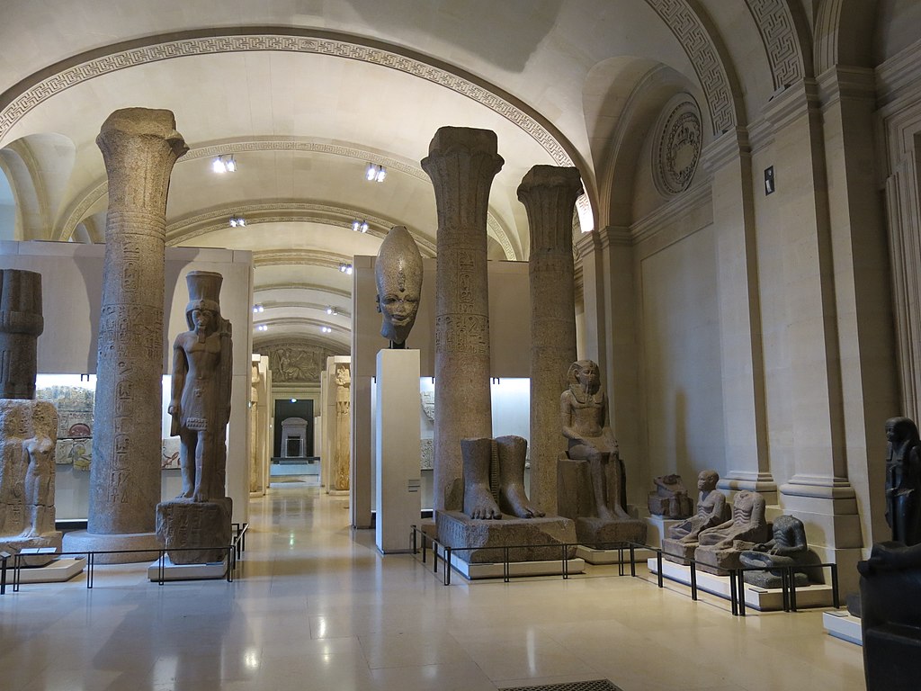 قسم الآثار المصرية في متحف اللوفر من الداخل