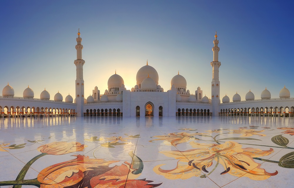 مسجد الشيخ زايد أحد أجمل مساجد العالم