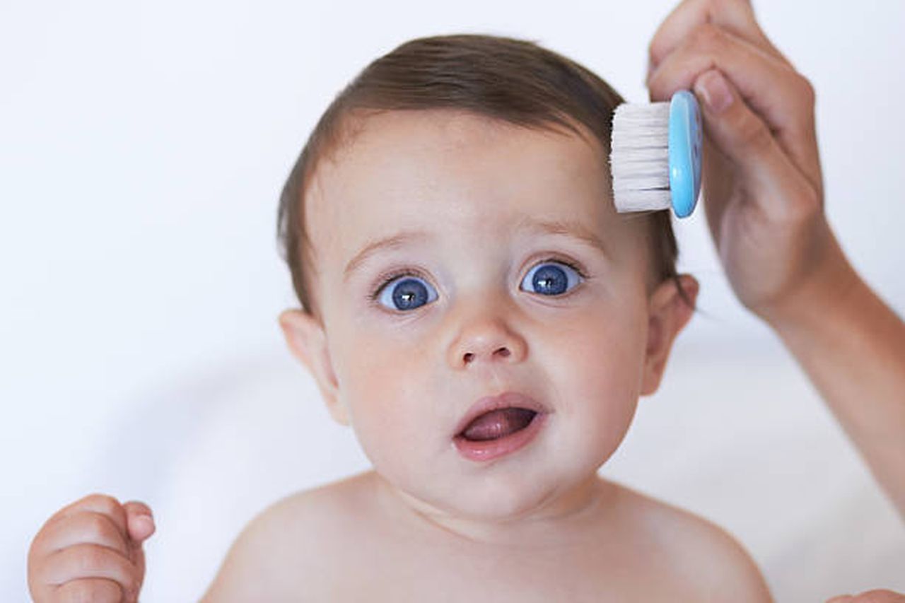 تكثيف شعر الرضيع بالزيوت الطبيعية