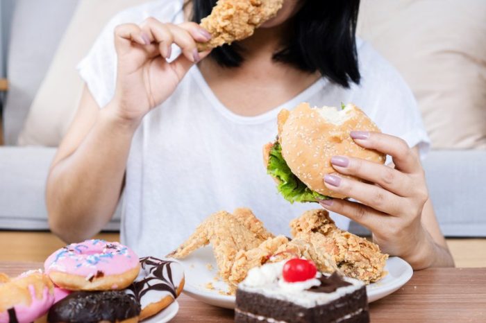 الدهون والسكريات تضر البشرة