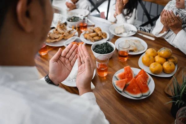 علاج الانتفاخ بعد الافطار في رمضان